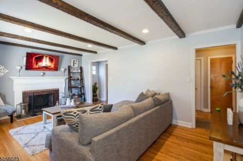 104 Battle Hill Ave, Springfield, NJ 07081-1900