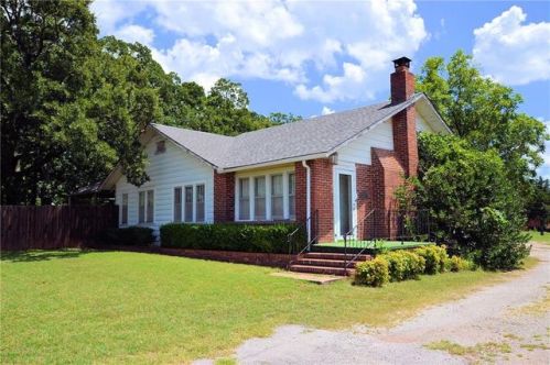 809 1st St, Chandler, OK 74834-2401