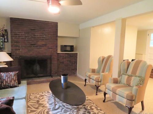 10 Summit Dr, Windsor CT  06095-3238 exterior