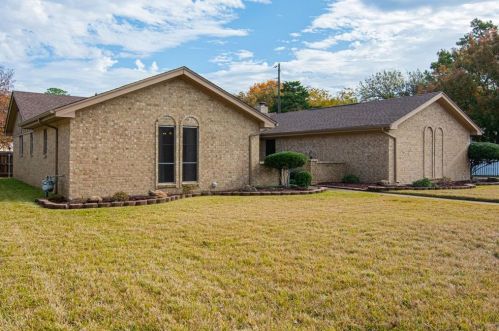 621 Robindale Dr, Bedford, TX 76022-6607