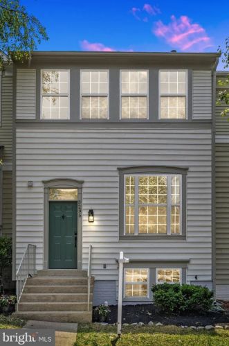3295 Gina Pl, Woodbridge, VA 22193-5927