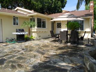 205 Kenneth Rd, Glendale CA  91202-1408 exterior