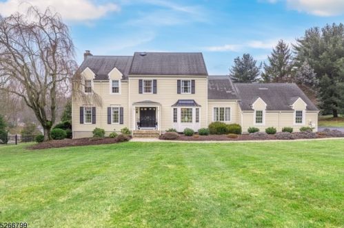 9 Tiger Hill Dr, Gladstone, NJ 07934-2110