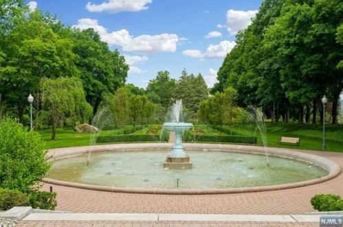 3302 Rio Vista Dr, Mahwah, NJ 07430-4003