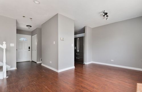 454 Esselen Ct, Carol Stream IL  60188-9216 exterior
