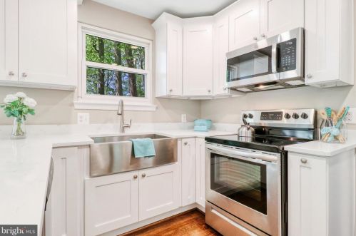 5502 Kings Park Dr, Springfield VA  22151-1106 exterior