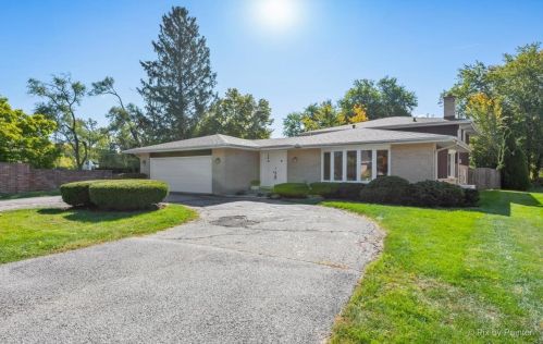 520 Royal Oaks Dr, Wood Dale, IL 60191-2417