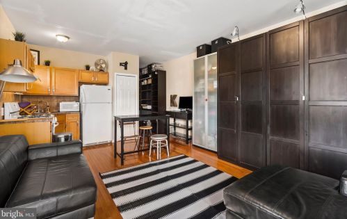 2520 Iseminger St, Philadelphia, PA 19148-4318