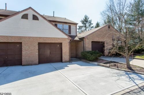 8 Kelly Ct, Lebanon, NJ 08833-2112