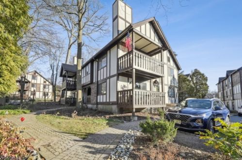 3603 Whittier Ct, Mahwah, NJ 07430-2305