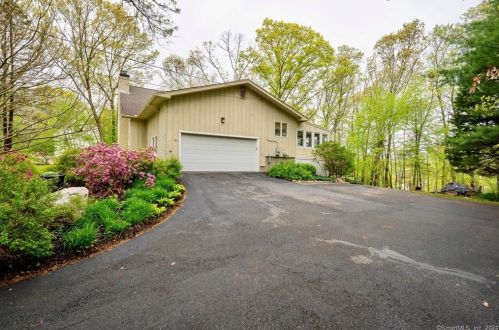 10 Cardinal Ln, Gales Ferry, CT 06335-1007