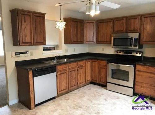 75 Skyway Dr, Warner Robins GA  31088-7139 exterior