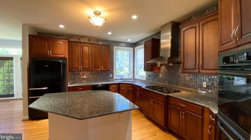 3325 Dondis Creek Dr, Triangle VA  22172-2089 exterior
