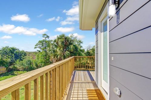 713 Baywood Dr, Taylor Lake Village TX exterior