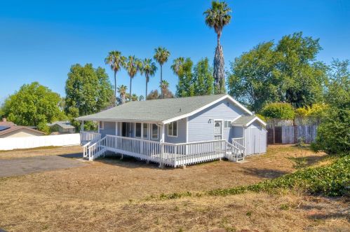 1516 Sunrise Dr, Vista, CA 92084-6417
