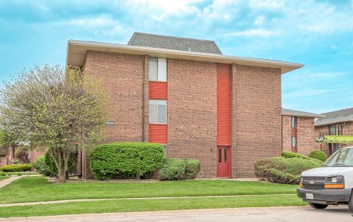 15830 Terrace Dr, Oak Forest, IL 60452-2938