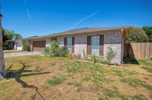 2212 Mockingbird Ln, Morgans Point TX 77571-2542 exterior