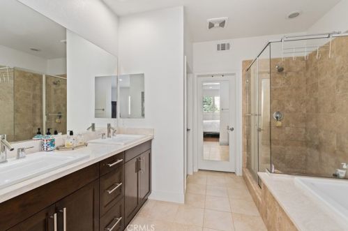 29 Soho, Irvine CA  92612-1083 exterior