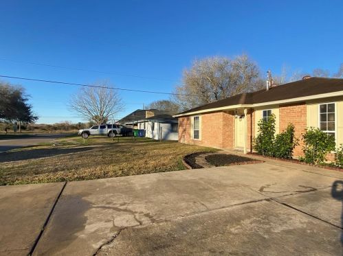 1325 Northbrook Dr, Angleton TX  77515-3723 exterior