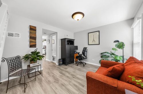 1098 Bradbury Cir, Carol Stream IL  60188-3904 exterior