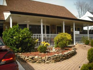 9 Petunia Rd, Levittown, PA 19056-3507