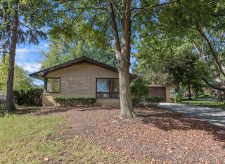 1025 Catalpa Ln, Naperville, IL 60540-7501