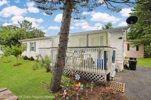 67 Beaver Ave, Lakehurst NJ  08759-3666 exterior