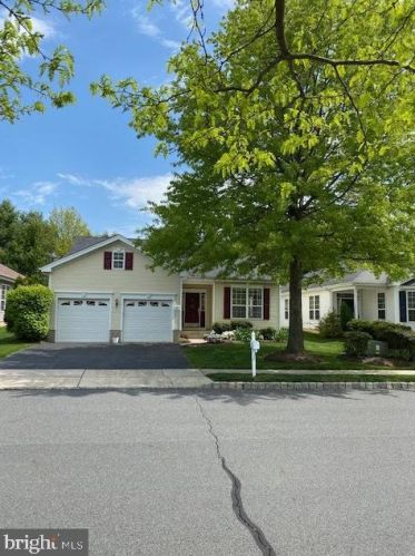 65 Vandevere Ln, Columbus, NJ 08022-2381
