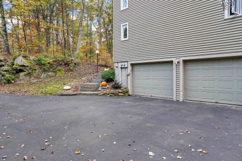 8 Windsor Blvd, Londonderry NH  03053-3662 exterior