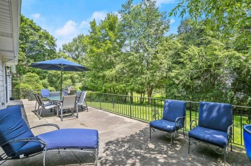 24 Martin Dl, Greenwich CT  06830-4742 exterior