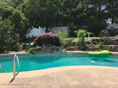 27 Chatham Ridge Dr, East Freehold, NJ 07728-4335