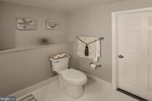 8406 Great Lake Ln, Springfield VA  22153-4004 exterior