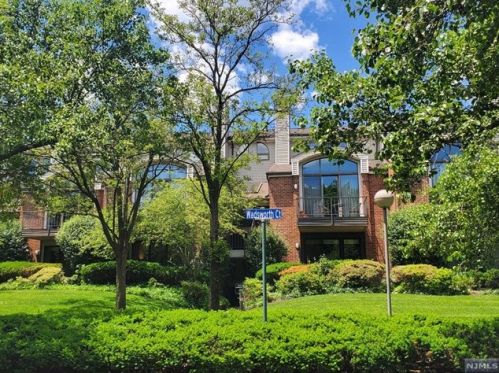5 Wadsworth Ct, Teaneck, NJ 07666-6464
