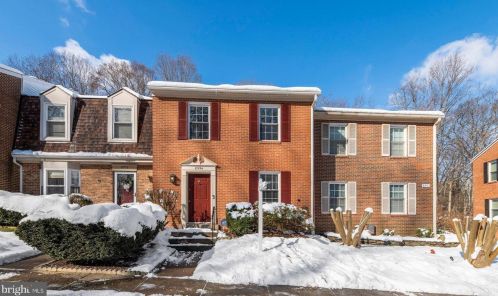 8954 Astongale Ct, Springfield, VA 22152-2144