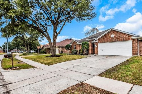 1413 Village Court Dr, Richmond TX  77471-6145 exterior