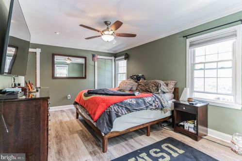 7318 Eggar Woods Ln, Springfield VA  22153-2012 exterior