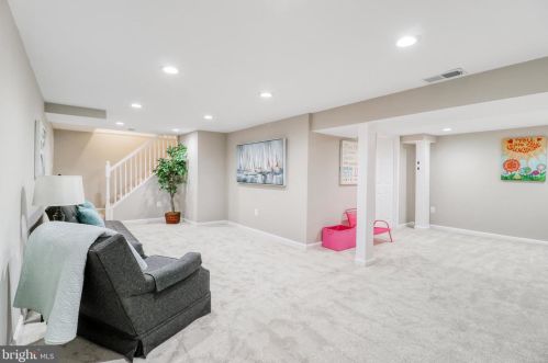 5502 Kings Park Dr, Springfield VA  22151-1106 exterior