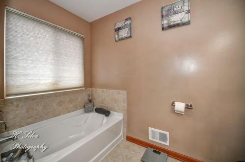 708 Bay Shore Dr, Pingree Grove IL  60140-9144 exterior