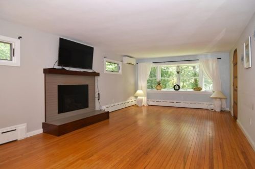 69 Diamond Hill Rd, Westerly, RI 02808-1757