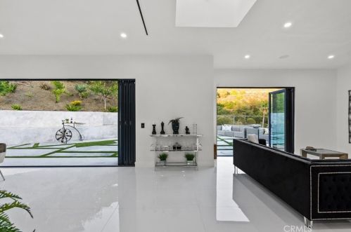 2434 Delisle Ct, Glendale CA  91208-2210 exterior