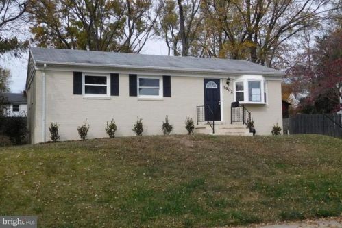 1902 Warren Dr, Woodbridge, VA 22191-2423