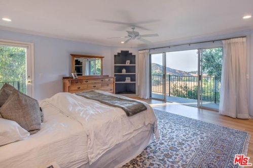 3556 Elm Dr, Calabasas, CA 91302-2011