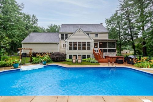 27 Oakmont Dr, Concord, NH 03301-6916