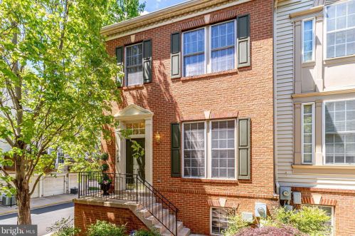 8174 Skelton Cir, Falls Church, VA 22042-1219