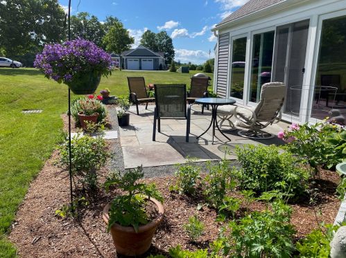 9 Hilltop Pl, New London, NH 03257-5410