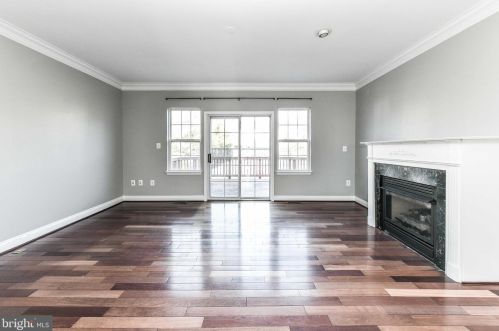 2017 Capstone Cir, Herndon VA  20170-5905 exterior