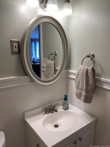 19 Dodge Dr, Huntington CT  06484-1723 exterior