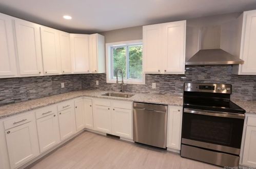 16 Heath Spur, Gales Ferry, CT 06339-1309