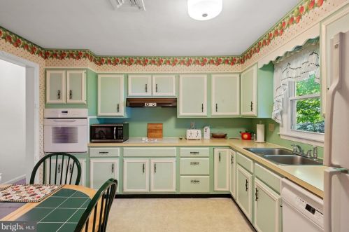 1883 Manchester Ln, Lancaster PA  17601-6210 exterior