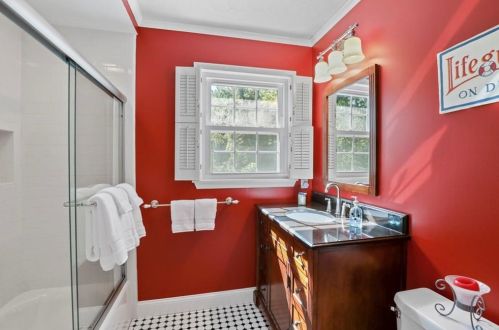 535 Bridgewater Dr, Atlanta GA  30328-2814 exterior